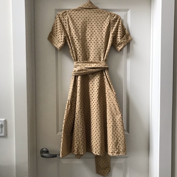 DVF Diane von Furstenberg Tan EYELET BELTED WRAP DRESS Great Condition Size 4 - Picture 4 of 5